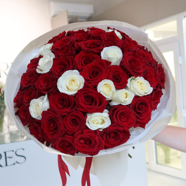 Bukiet z róż klasycznych w czerwonym i białym kolorze