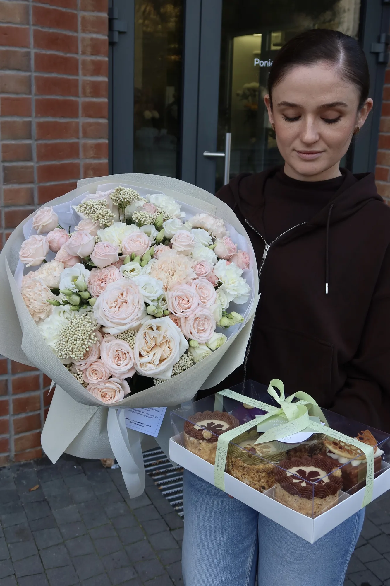 Bukiet kwiatów w delikatnych różowo-beżowych kolorach