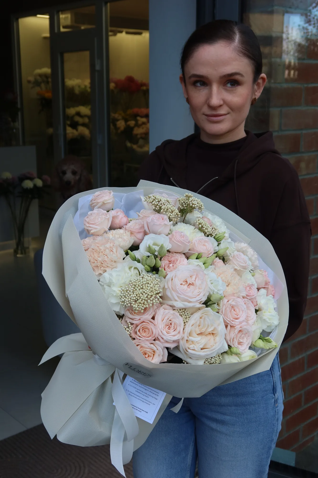 Bukiet kwiatów w delikatnych różowo-beżowych kolorach