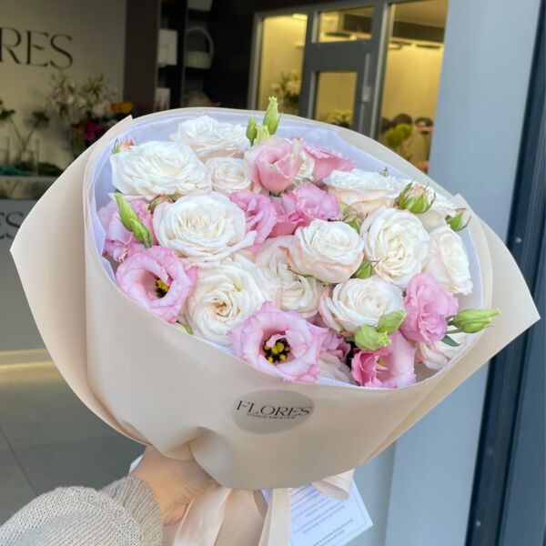 Bukiet, zawierający roże gałązkowe oraz eustomę