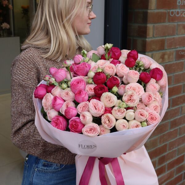 Bukiet kwiatów róże gałązkowe. Miks kolorów