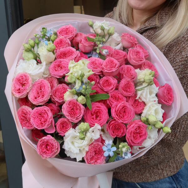 Jasny różowy bukiet kwiatów z białymi i niebieskimi akcentami