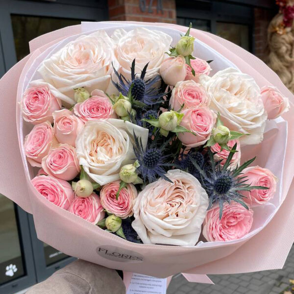 Bukiet kwiatów w delikatnych kolorach z granatowymi akcentami