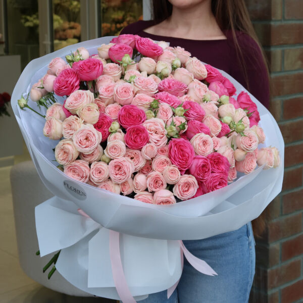 Duży bukiet kwiatów z róż gałązkowych o różowym kolorze.