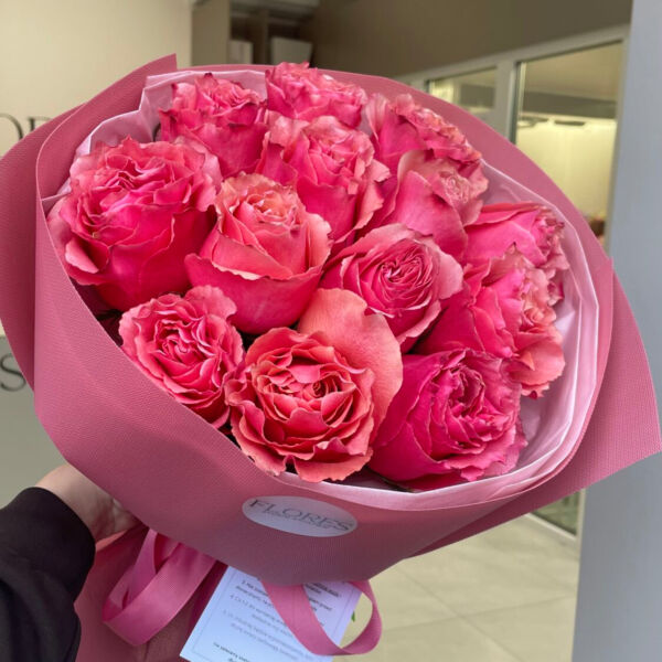 Bukiet róż o nasyconym różowym kolorze.