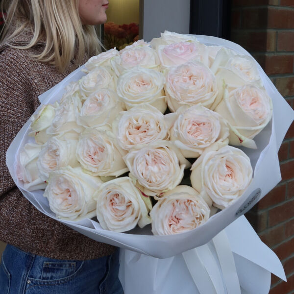 Bukiet kwiatów z pachnących białych róż White Ohara