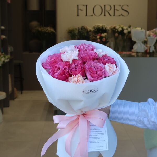 Bukiet kwiatów, zawierający róże i goździki