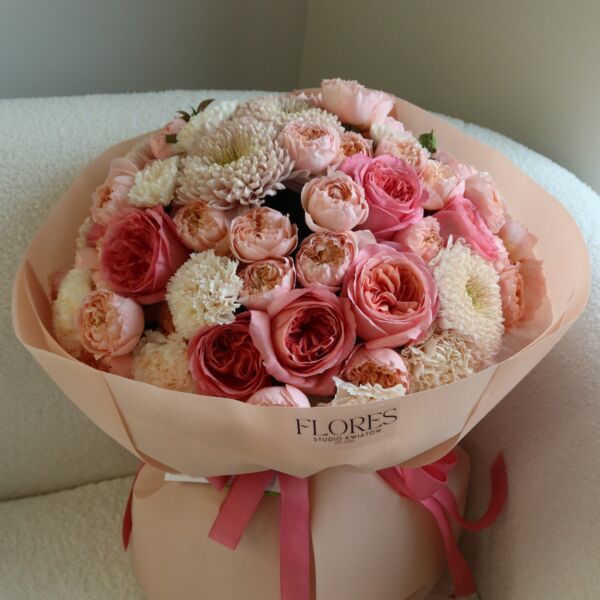 bukiet kwiatów o różowym kolorze