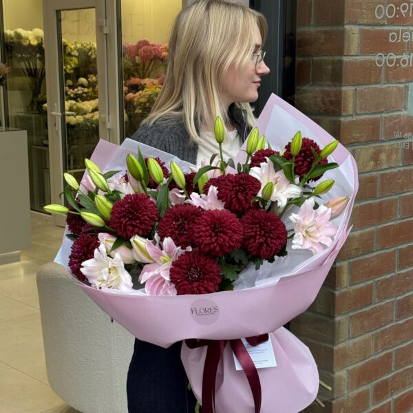 Bukiet kwiatów, zawierający różowe lilie i bordowe chryzantemy