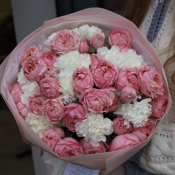 Biało różowy bukiet z róż gałązkowych i goździków