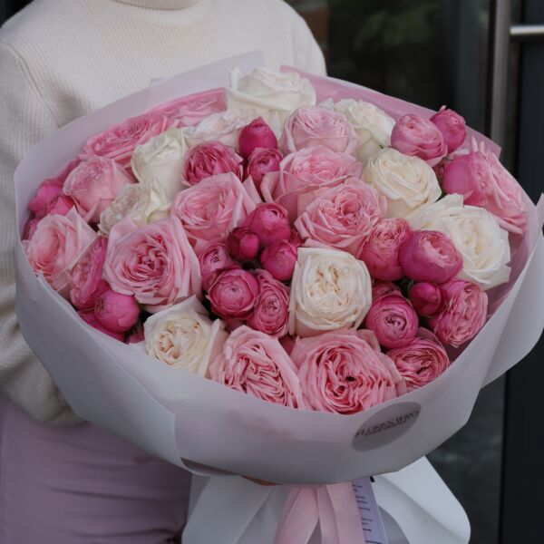 Bukiet klasycznych i gałązkowych róż o różowym kolorze