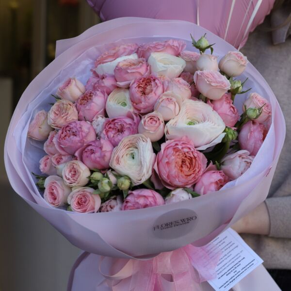 Bukiet kwiatów z róż gałązkowych i jaskrów.